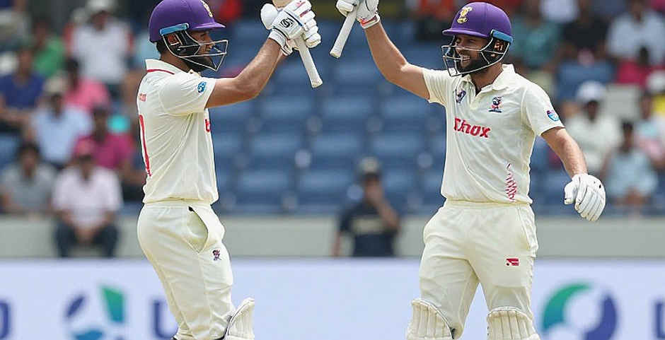 ট্রফিটা ব্যাটের নামে লেখা হয়েছে, কিন্তু পার্থক্যটা তৈরি হয়েছিল ১১ থেকে ৪০ ওভারে